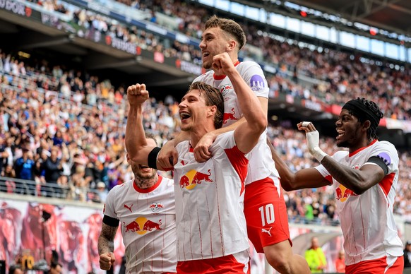 epa12943773 Willi Orban of Leipzig (2-L) celebrates scoring the 2-0 goal during the German Bundesliga soccer match between RB Leipzig and FC St. Pauli in Leipzig, Germany, 09 May 2026. EPA/MARTIN DIVI ...