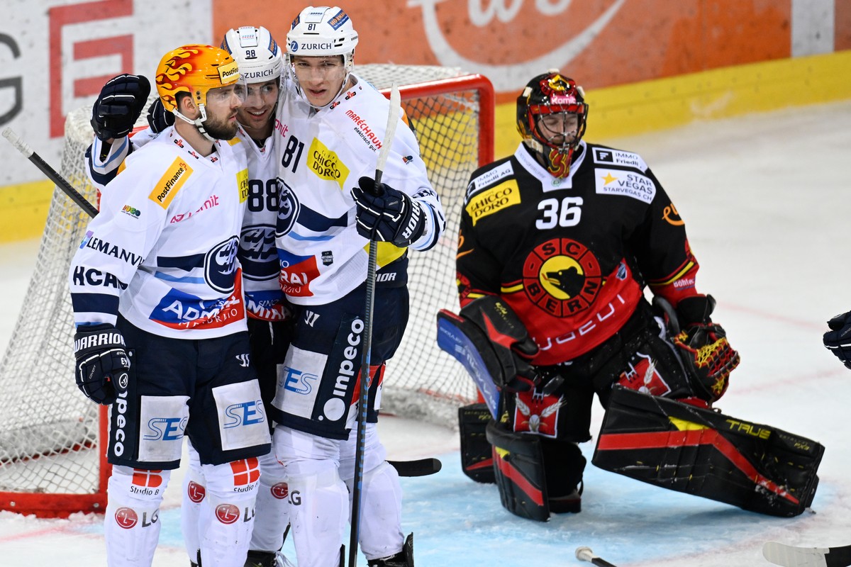Berns Goalie Adam Reideborn, rechts, und Ambris Postfinance Top Scorer Michael Spacek, Tommaso De Luca und Floran Douay, von links, jubeln im Qualifikations - Spiel der National League zwischen dem SC ...