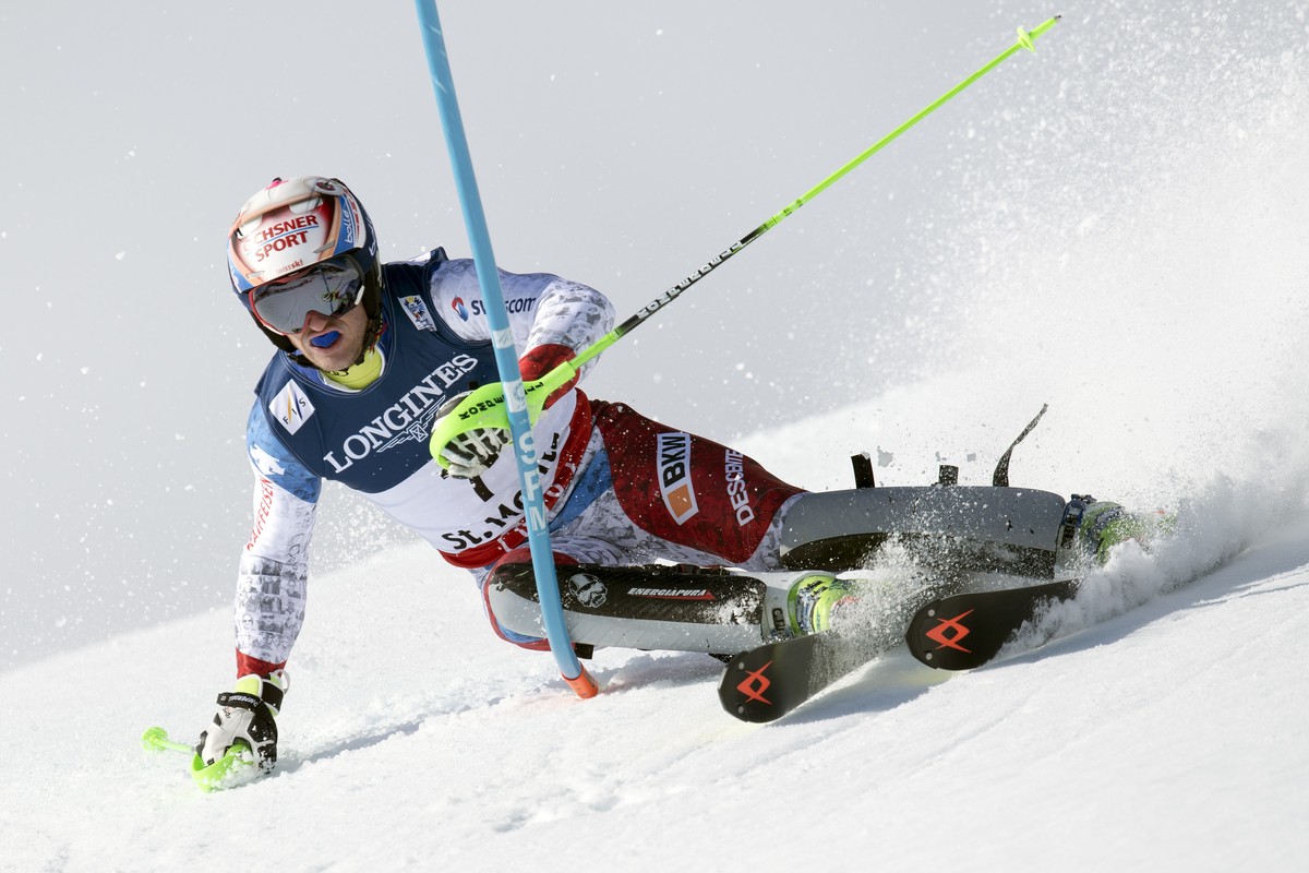 ARCHIV - ALS VORSCHAU AUF DIE SKI ALPIN SAISON 2017/18 STELLEN WIR IHNEN FOLGENDES BILDMATERIAL ZUR VERFUEGUNG - Justin Murisier, of Switzerland, clears a pole, during the men alpine combined slalom r ...