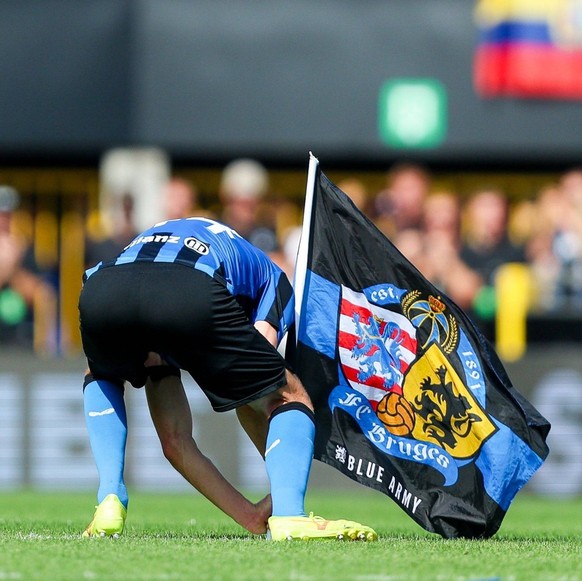Club Brugge v Cercle Brugge - Jupiler Pro League BRUGGE, BELGIUM - SEPTEMBER 01 : Mechele Brandon defender of Club Brugge planting a flag of Club Brugge after the Jupiler Pro League match between Club ...