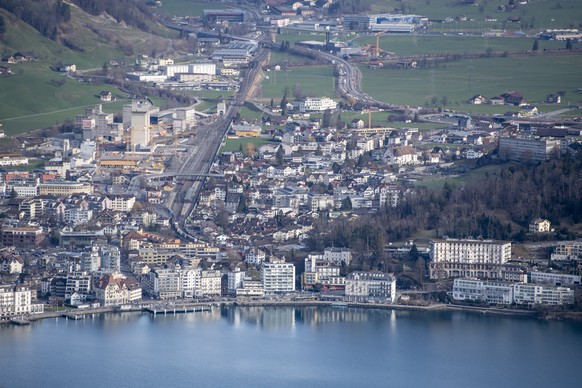 Die Gemeinde Ingenbohl, hinten, mit dem Ortsteil Brunnen, vorne, aus Sicht von Seelisberg am Donnerstag, 6. Februar 2020. Die Bevoelkerung der Gemeinde Ingenbohl stimmt am nachsten Sonntag ueber einen ...