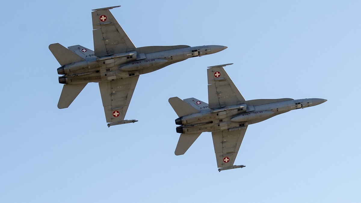 ARCHIV -- ZUM TAGESGESCHAEFT DER WINTERSESSION, AM DONNERSTAG, 29. NOVEMBER 2018, STELLEN WIR IHNEN FOLGENDES THEMENBILD ZUR VERFUEGUNG -- Two F/A-18 combat aircraft perform during a flight show of th ...