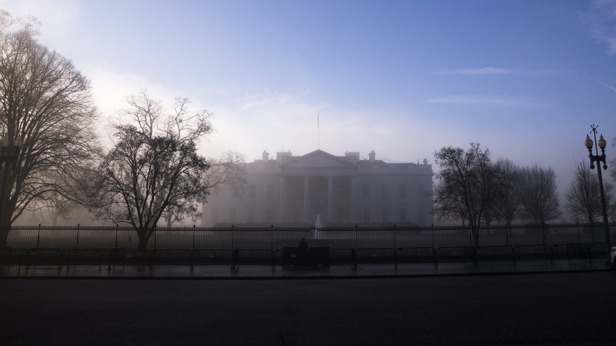 epa06426897 Fog begins to burn off at the White House in Washington, DC, USA, 09 January 2018. EPA/SHAWN THEW