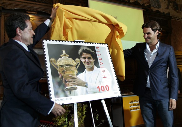 ARCHIV - RUECKTRITT ROGER FEDERER - JAHRESRUECKBLICK 2007 - WIRTSCHAFT - SCHWEIZ POST SONDERBRIEFMARKE ROGER FEDERER: Ulrich Gygi, CEO Swiss Post, left, and Roger Federer, right, present the special R ...