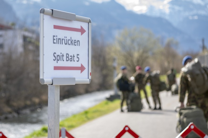 Die Soldaten sind eingetroffen anlaesslich des Zusammenzugs der Soldaten des Spitalbataillon 5 die aus verschiedenen Teilen der Schweiz einrücken, am Montag, 16. Maerz 2020 in der Kaserne von Stans. D ...