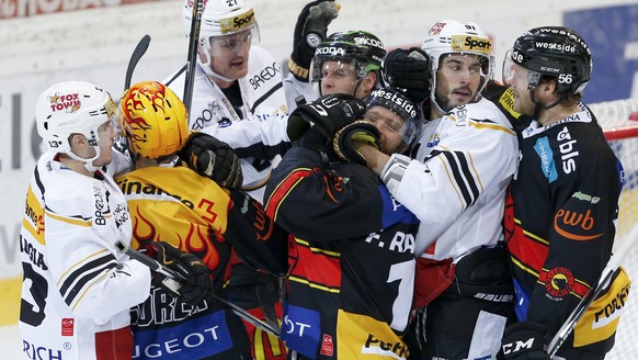 Gruppenkuscheln in der Berner Arena.