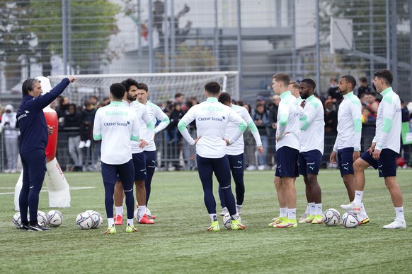 Switzerland&#039;s head coach Murat Yakin talks to his players, during a training session of the national soccer team of Switzerland before the 2022 FIFA World Cup European Qualifying Group C soccer m ...