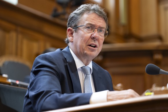 Bundesrat Albert Roesti spricht waehrend der Debatte '25. 068 BRG. Jederzeit Strom fuer alle (Blackout stoppen). Volksinitiative und indirekter Gegenentwurf', waehrend der Sommersession der  ...