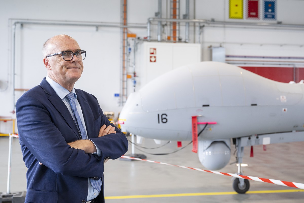 Bundesrat Martin Pfister posiert vor einer Drohne, anlaesslich einer Medienkonferenz des VBS mit einer Praesentation zum Aufklaerungsdrohnensystem 15 (ADS 15) vom Donnerstag, 4. September 2025 bei der ...
