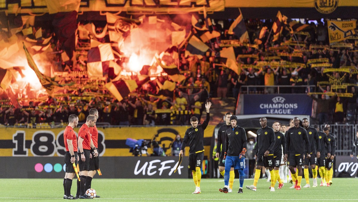YB's players, right, and the referees enter the pitch ahead of the UEFA Champions League Play-off first leg soccer match between BSC Young Boys and Ferencvaros TC, on Wednesday, August 18, 2021 a ...