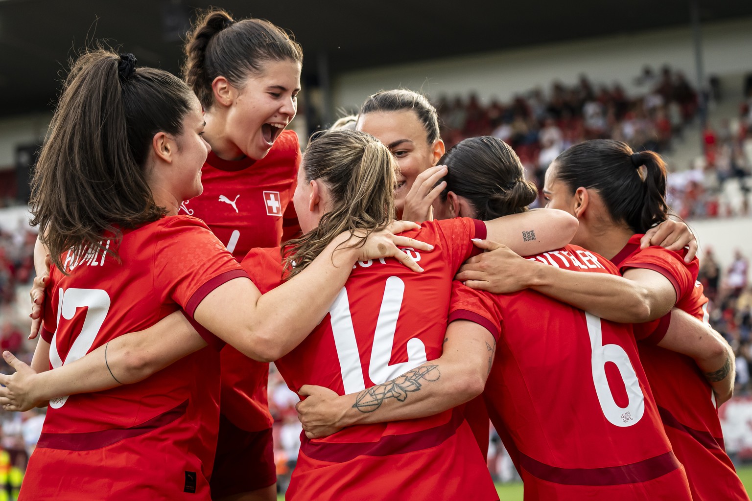 KEYPIX - Switzerland&#039;s Smilla Vallotto, center, celebrates with Svenja Foelmli, left, Noemi Ivelj 2nd left, and Geraldine Reuteler, right, after scoring the 3:1 goal during a women&#039;s interna ...