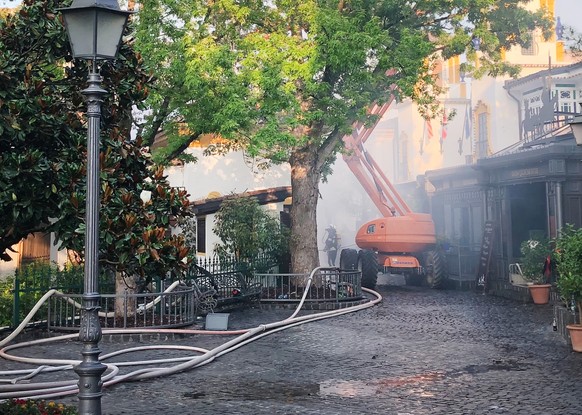 19.06.2023, Baden-W�rttemberg, Rust: Feuerwehrleute sind am Europa-Park im Einsatz. Im Europa-Park in Rust brach ein Brand aus. Zwei Feuerwehrleute wurden leicht verletzt. Die h�he des Schadens und di ...