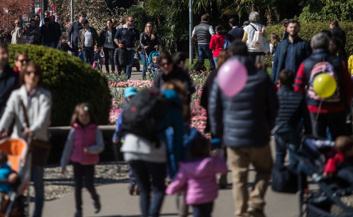 Touristen geniessen das sonnige Wetter bei einem Spaziergang im Ciani-Park in Lugano, am Oster-Samstag, 26. Maerz 2016. Wie jedes Jahr nutzen auch heuer viele Menschen die Ostertage fuer einen Ausflug ...