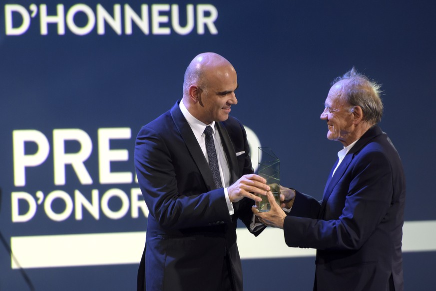 L&#039;acteur Bruno Ganz, droite, recoit le Prix d&#039;honneur du cinema suisse 2017, des mains du conseiller federal Alain Berset, gauche, en charge de la Culture, lors de la ceremonie du Prix du ci ...