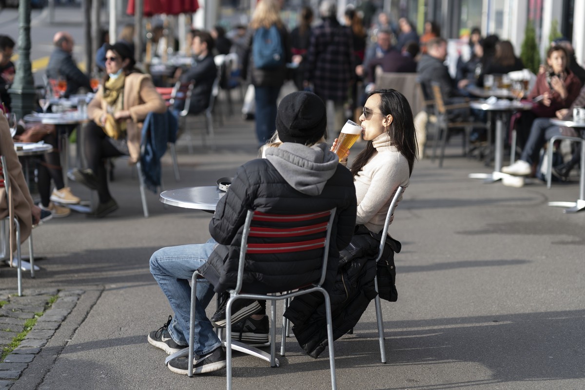 Gaeste sitzen auf der Terrasse der DADA Bar am Limmatquai am Montag, 19. April 2021 in Zuerich. Die Oeffnung der Terrassen und Aussenbereiche der Restaurants ist ab heute wieder erlaubt. (KEYSTONE/Gae ...