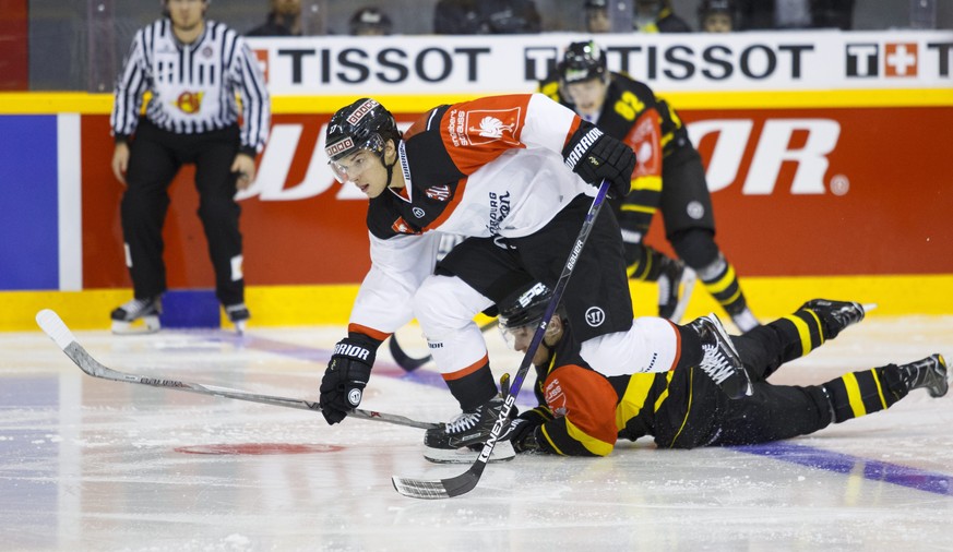 epa05613003 Yannick Rathgeb (L) of Fribourg-Gotteron and Jaakko Rissanen (R) of Kalpa during the Champions League ice hockey match between Kalpa Kuopio of Finland and Fribourg Gotteron of Switzerland  ...