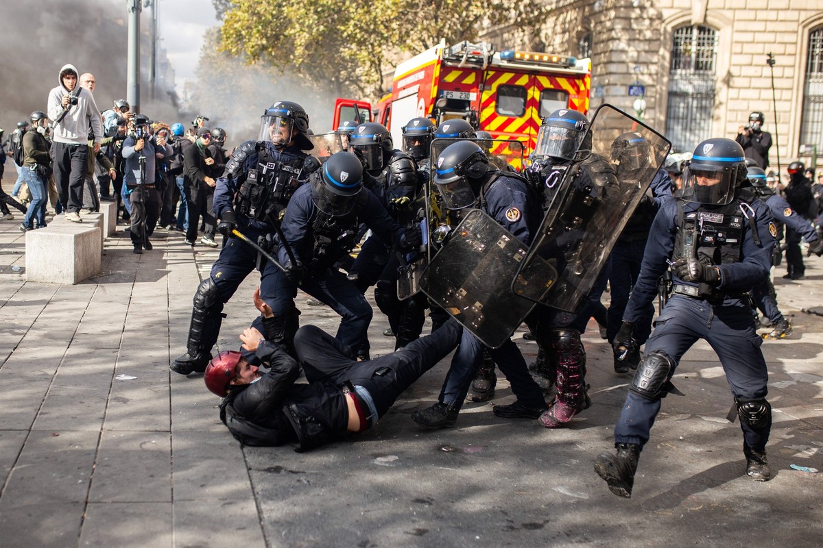 Police clash with protesters during demonstration in Paris PARIS, FRANCE - OCTOBER 17: Police clash with protesters during a demonstration amid a nationwide mobilisation over rising living costs, fuel ...