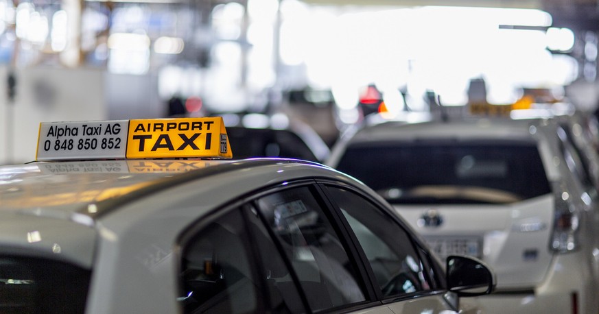 A taxi at arrival terminal 2 at Zurich Airport in Kloten in the canton of Zurich, Switzerland, pictured on February 18, 2013. (KEYSTONE/Gaetan Bally)

Ein Taxi beim Ankunftsterminal 2 am Flughafen Zue ...