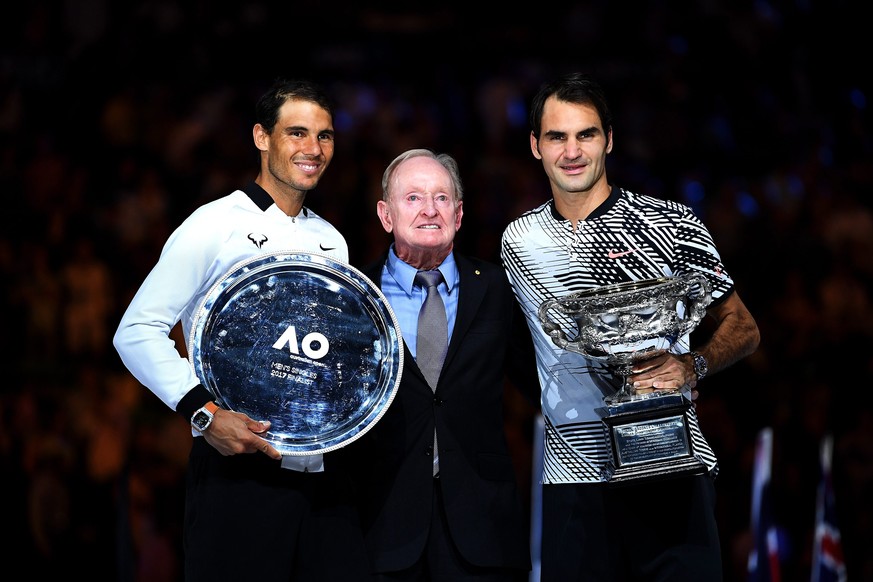 epa05759203 Former Australian tennis champion Rod Laver (C) with winner Roger Federer (R) of Switzerland and Rafael Nadal (L) of Spain at the Australian Open Grand Slam tennis tournament in Melbourne, ...