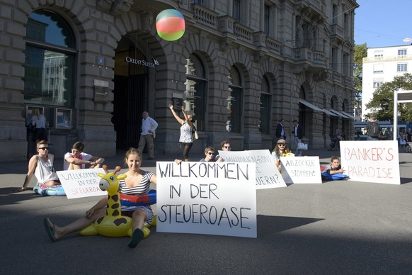 Jungsozialisten der JUSO Kanton Zuerich haben am Freitag, 21. August 2015, den Paradeplatz in eine Steueroase verwandelt. Mit dieser Aktion wollten sie darauf aufmerksam machen, dass die Banken seit d ...