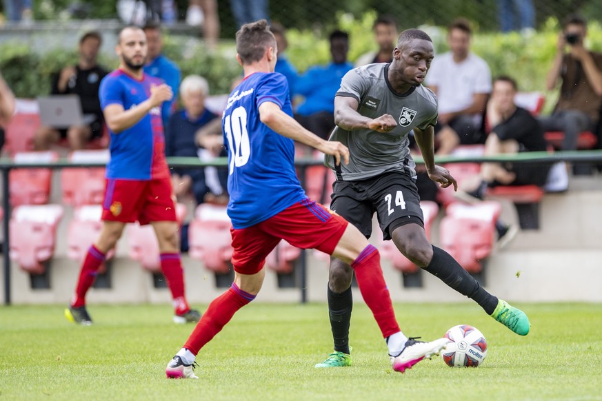 Toti Gomes, rechts, von GC im Spiel gegen Jordi Quintilla, mitte, von Basel beim Fussball Testspiel zwischen dem FC Basel und den Grasshoppers im Campus Basel am Dienstag, 6. Juli 2021.(KEYSTONE/Urs F ...