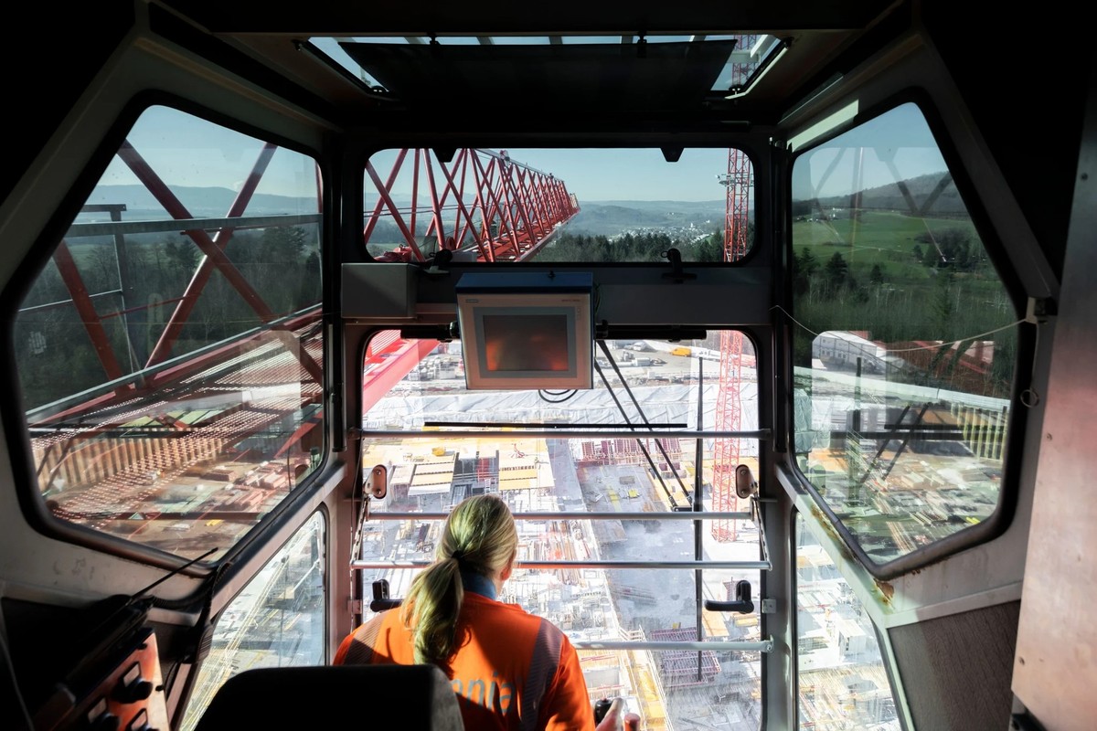 En 2025, environ 650 grutiers étaient recherchés en Suisse. Selon Michael Siegenthaler, chercheur spécialisé dans le marché du travail, cette profession ne peut pour l'instant pas être remplacée  ...