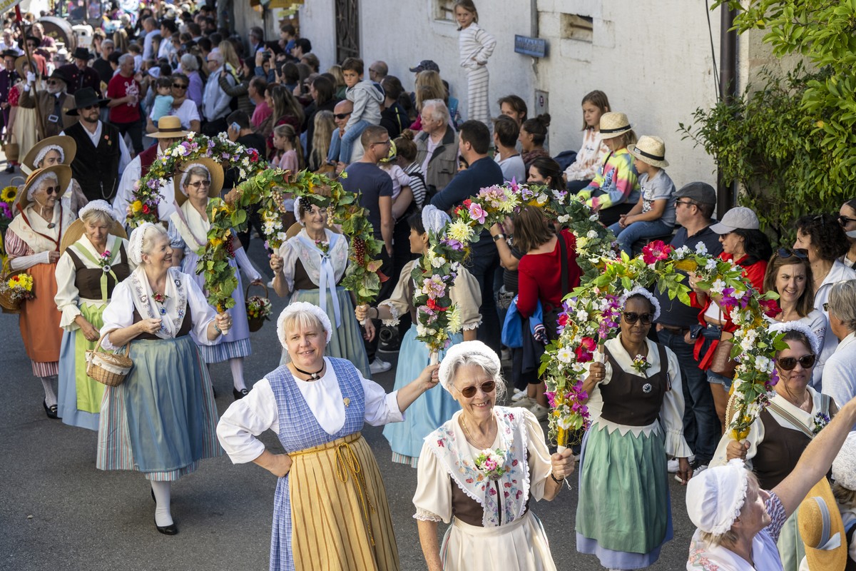 Des participants sur un char defilent dans les rues du village pendant le traditionnel cortege, lors de la 59 eme Fete des Vendanges de Russin, ce dimanche 18 septembre 2022 a Russin pres de Geneve. L ...