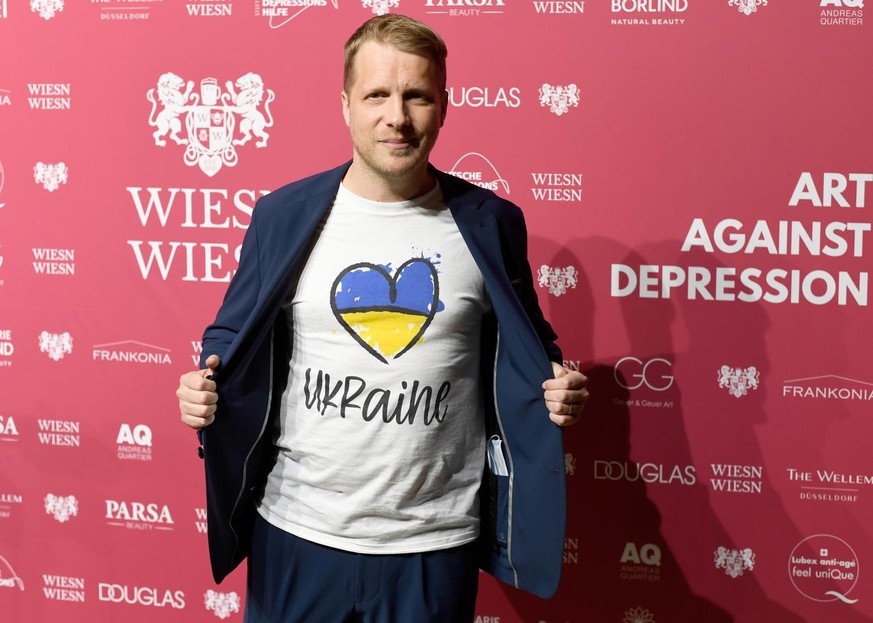 Nordrhein-Westfalen, Düsseldorf: Oliver Pocher, Comedian, steht auf dem roten Teppich vor Beginn des Charity-Dinner &quot;Art Against Depression&quot; und zeigt mit einem T-Shirt seine Solidarität für ...