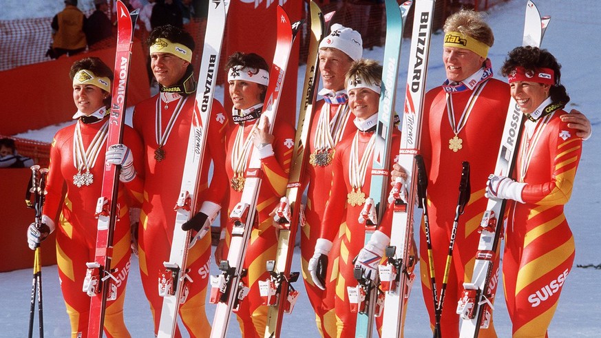 Group picture of the successful Swiss national skiing team in Crans Montana at the Alpine World Ski Championships in 1987 with (from left): Michaela Figini, Karl Alpiger, Maria Walliser, Primin Zurbri ...