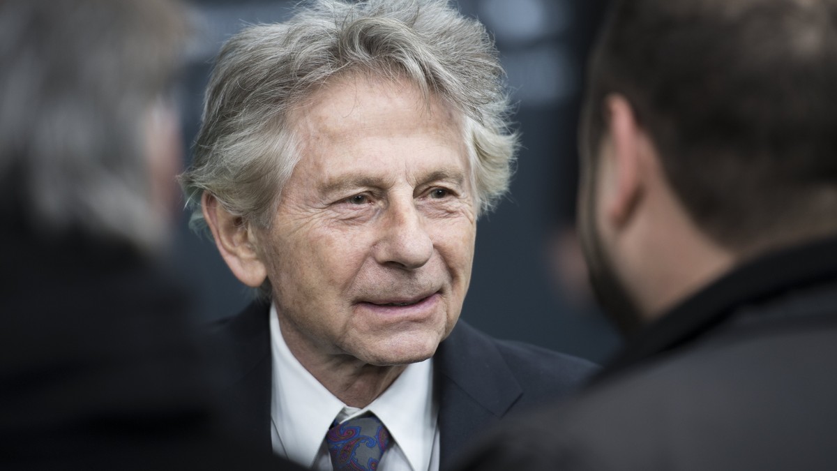 epa06240326 Polish-French director Roman Polanski (C) speaks with members of the media on the Green Carpet before the screening of the film 'Based on a True Story - D'apres une histoire vrai ...