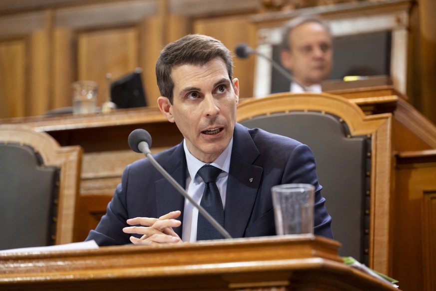 Staenderat Thierry Burkart, FDP-AG, spricht vorne Staenderatspraesident Stefan Engler, Mitte-GR, waehrend der Debatte '25. 068 BRG. Jederzeit Strom fuer alle (Blackout stoppen). Volksinitiative u ...
