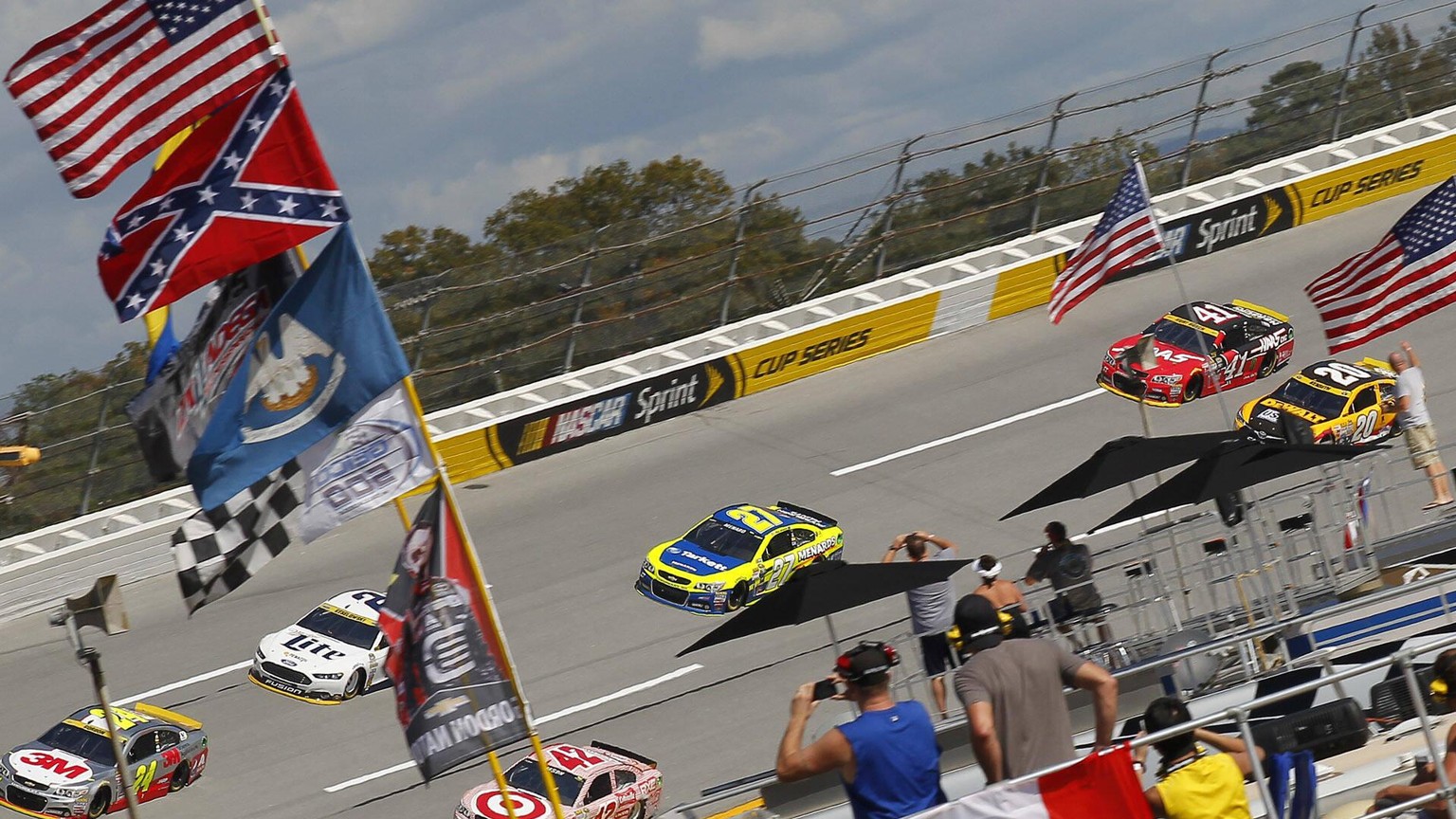 Die Konföderierten-Flagge weht unterhalb der US-Flagge: Szene eines NASCAR-Rennens in Alabama.