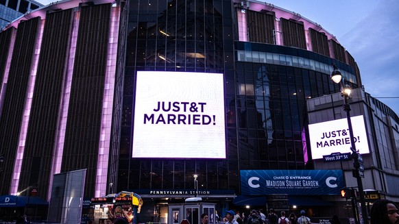 <p>Taylor Swift und Travis Kelce haben in New York geheiratet. Die Nachricht wurde mit diesem Schriftzug am Times Square verkündet.</p>