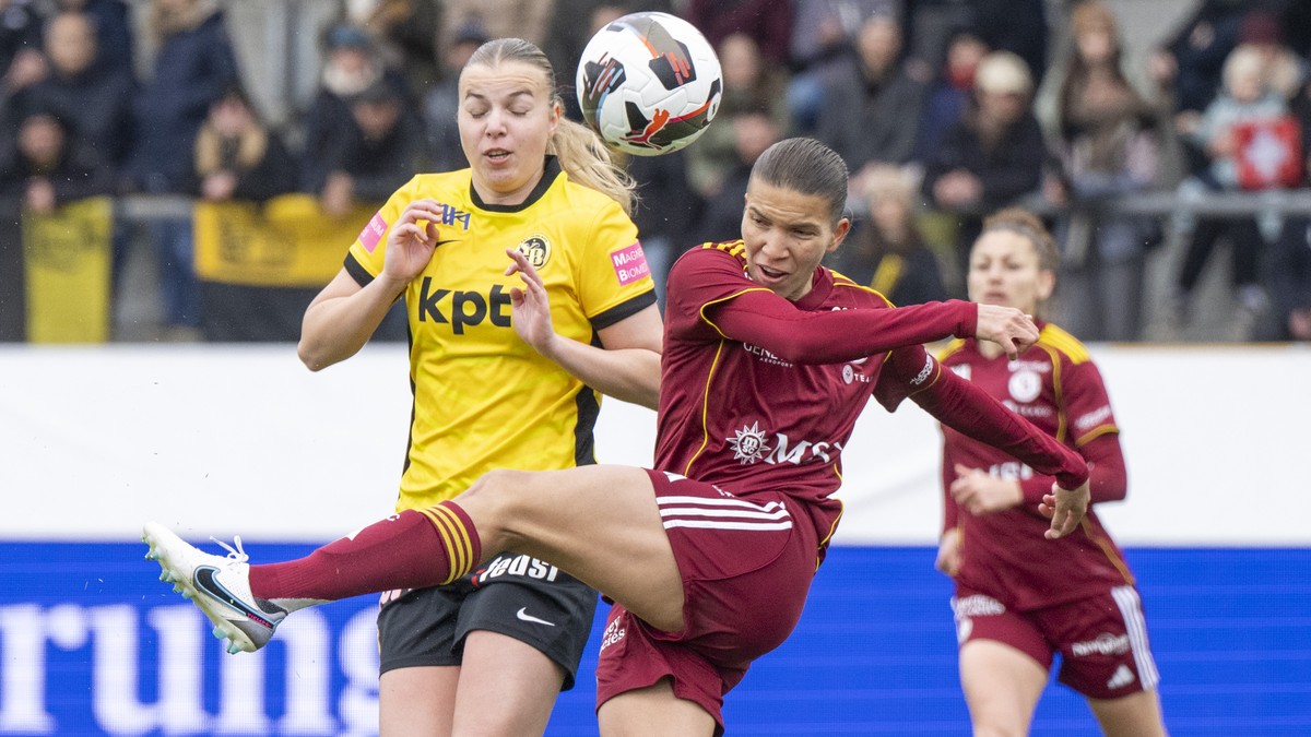 Maja Jelcic, links, von YB im Spiel gegen Yenifer Gimenez Gamboa, mitte, von Servette beim Fussball Women's Cup Final Spiel zwischen den BSC YB Frauen und Servette FC Chenois Feminin im Stadion S ...