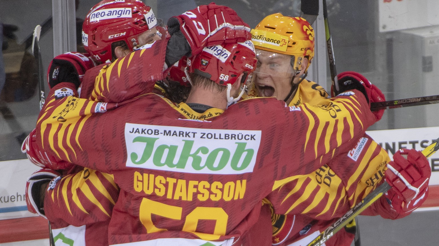 Tigers Raphael Kuonen, Anton Gustafsson, und Topscorer Harry Pesonen, von links, jubeln, waehrend dem Meisterschaftsspiel der National League, zwischen den SCL Tigers und dem HC Lausanne am Dienstag,  ...