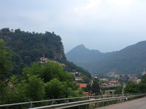 Ein herrlicher Morgen beginnt mit der Fahrt von Morcote dem Lago di Lugano entlang. Dann biege ich rechts ab, habe den San Salvatore schon im Bild und radle auf ...