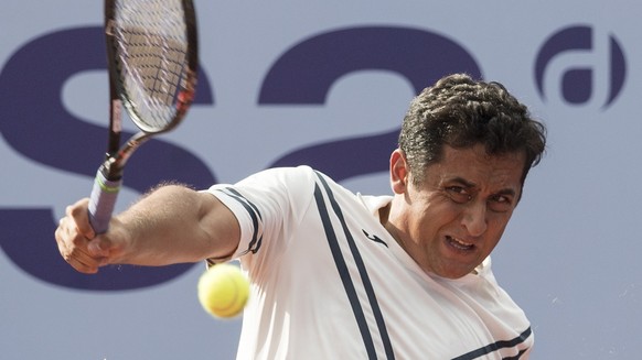 epa06908313 Nicolas Amagro of Spain returns a ball to Marc Andrea Huesler of Switzerland during a first round game at the Swiss Open tennis tournament in Gstaad, Switzerland, Tuesday, July 24, 2018. E ...