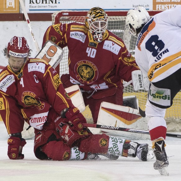 Biels Lüthi versucht, den Puck an Goalie Ciaccio und Stettler vorbeizubringen.