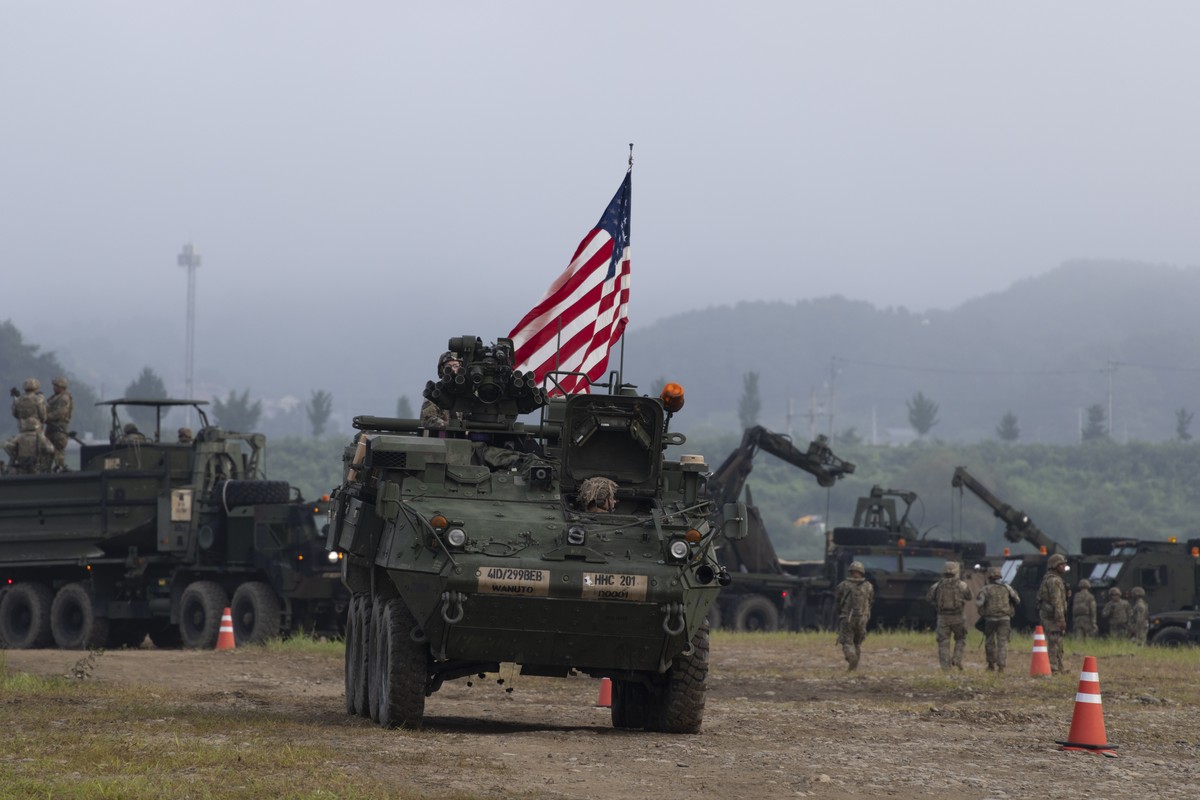 epa12325516 US soldiers from the 11th Engineer Battalion with the 2nd Infantry Combined Division conduct a combined wet gap crossing exercise with the 7th Engineer Brigade, 7th Corps of the South Kore ...