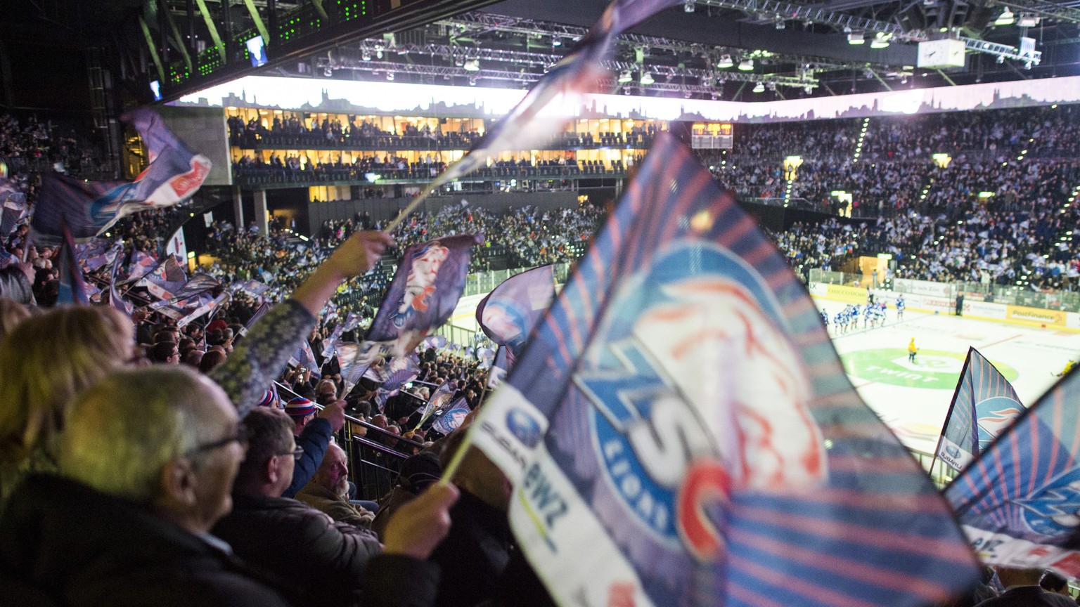 Die Zuschauer fanen fuer den ZSC, im dritten Playoff-Viertelfinalspiel der National League A zwischen den ZSC Lions und dem SC Bern am Dienstag, 8. Maerz 2016, im Hallenstadion in Zuerich. (KEYSTONE/E ...