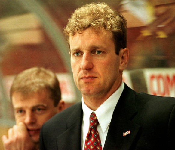 Der Schweizer Eishockey-Trainer Ralph Krueger waehrend dem Match Schweiz-Russland am Donnerstag, 7. Mai 1998, in der Basler Jakobshalle. (KEYSTONE/MICHAEL KUPFERSCHMDT)