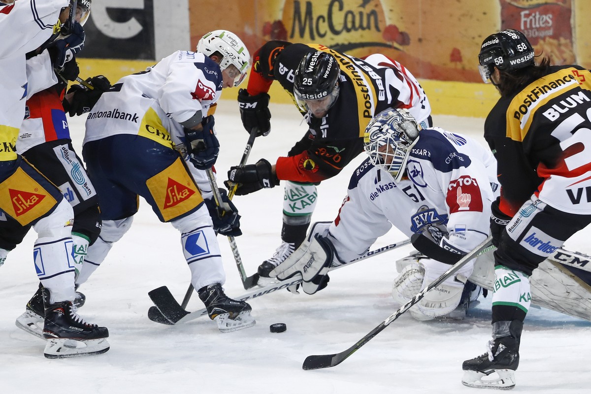 Zugs Santeri Alatalo, Berns Andrew Ebbett, Zugs Torhueter Tobias Stephan und Berns Eric Blum, von links, kaempfen um den Puck, im Eishockey Meisterschaftsspiel der National League zwischen dem SC Bern ...