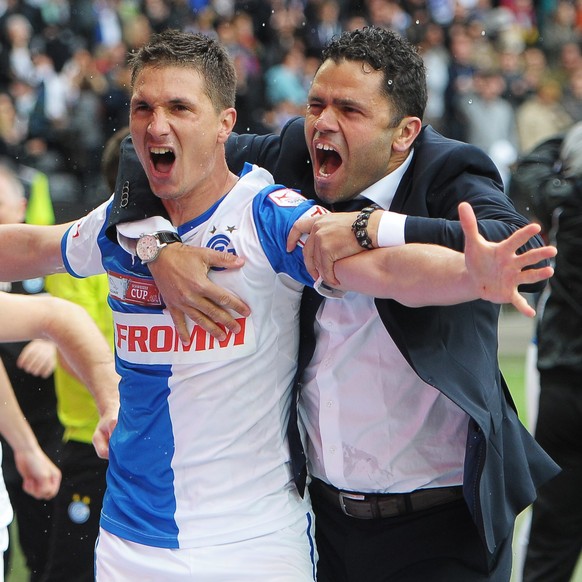 GC&#039;s head coach Uli Forte, right, celebrates with Milan Vilotic, left, after the Swiss Cup final soccer match between FC Basel and Grasshopper Club Zuerich at the Stade de Suisse stadium in Bern, ...