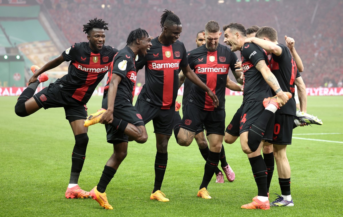 epaselect epa11369501 Leverkusen's Granit Xhaka (R) celebrates scoring the 1-0 lead goal with his team during the German DFB Cup final soccer match between 1.FC Kaiserslautern and Bayer 04 Leverk ...