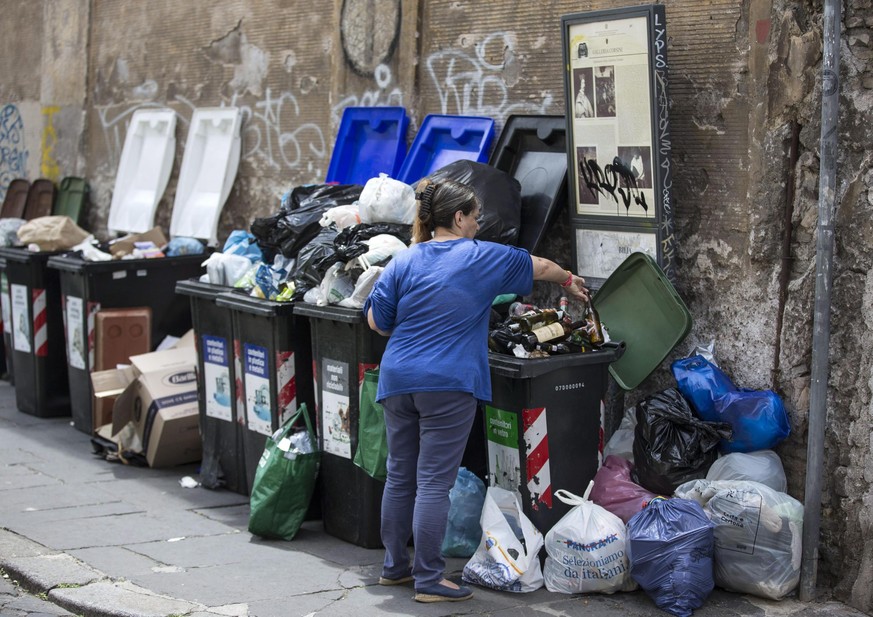 epa05337434 An image made available on 30 May 2016 shows garbage continuing to accumulate on the streets of the Trastevere district, as garbage collectors&#039; are on strike, in Rome, Italy, 26 June  ...