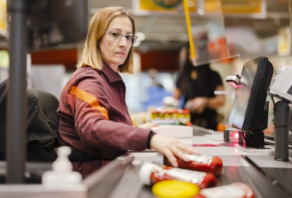 Die Verkaeuferin Stefania Kaufmann bedient eine Kundin bei ihrem Einkauf in der Migros am Limmatplatz, am Donnerstag, 17. Februar 2022 in Zuerich. Der Bundesrat hebt per Donnerstag fast alle Corona-Ma ...