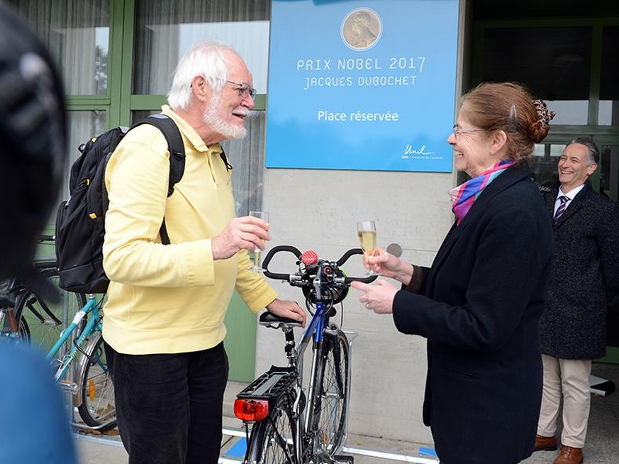 Ein Prosit auf den neuen Velo-Parkplatz: Jacques Dubochet stösst mit Rektorin&nbsp;Nouria Hernandez an.&nbsp;