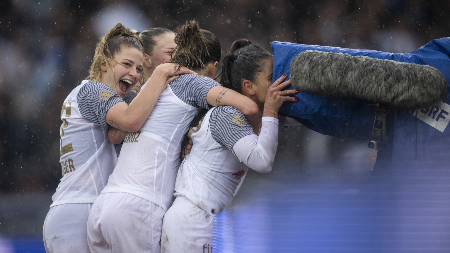 Zuerichs Meriame Tercoun jubelt mit Seraina Piubel zum 4:1 Tor im Fussball Cupfinal FC Zuerich Frauen gegen den Grasshopper Club Zuerich im Letzigrund, am Samstag, 30. April 2022 in Zuerich. (KEYSTONE ...