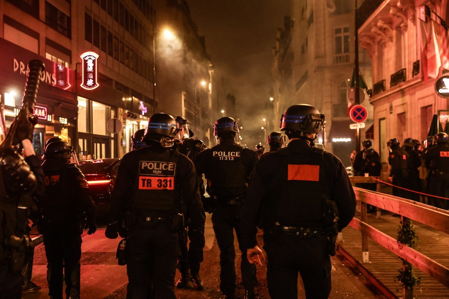 epa12937538 Riot police confront PSG fans celebrating the team's victory as they try to gain access to the Champs-Elysee in Paris, France, 06 May 2026. With this victory, Paris Saint-Germain has  ...