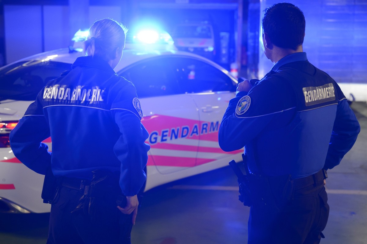 [Editor's note: photo mise-en-scene] A patrol of the cantonal police of Vaud stands in front of their their car with blue lights switched on, photographed in Cugy, in the Canton of Vaud, Switzerl ...